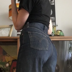Ribcage Wide leg Levis - Säljer dessa as-snygga byxor eftersom de tyvärr inte passar lika bra längre, har använt de några få gånger men de är i väldigt bra skick. Köpta på Carlings för 1200kr. Köparen står för frakt. Om köpet går fort så kan du få 100kr billigare
