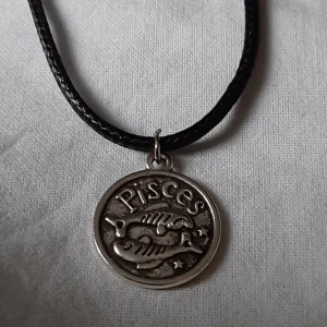  - Halsband pisces (fiskarna). Använd en gång. Väldigt fint. Jag bjuder på frakten 