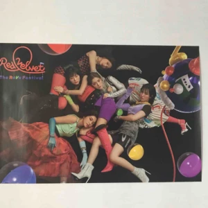  - W920 x H610 (mm) En stor Red velvet poster från Zimzalabim era. Har två helt nya orörda exemplar av dessa. 50 kr st. Möts helst upp i Stockholm elr Uppsala