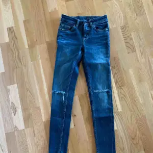 Jeans från Tiger Of Sweden, använda 1 gång!. Frakt tillkommer