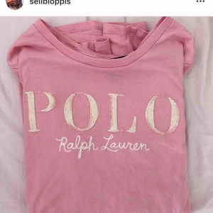  - Ralph lauren t-shirt i ett ”vintage” format 