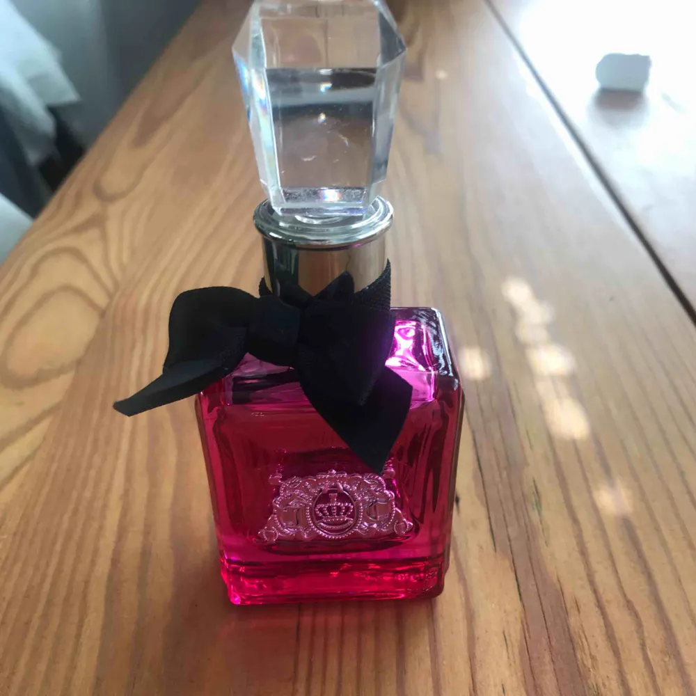 Parfym från juicy couture, knappt använd så nästan hela flaskan kvar. Viva la juciy noir heter den. Porto 39kr tillkommer  . Övrigt.