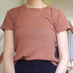  - Enfärgad rosabrun/gammelrosa t-shirt i strlk Small i 100% lin. Materialet ger tröjan en härlig sträv känsla och bra kvalitet. Använd 1-2 ggr. Superbra basplagg i perfekt längd.  Möts upp i Sthlm eller fraktar. Svarar gärna på frågor om plagget. :)