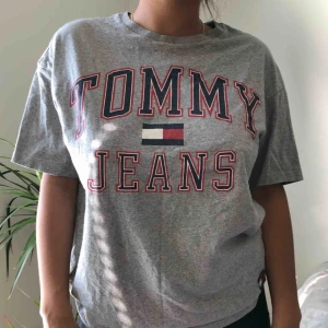  - tommy hilfiger tshirt, frakt ingår