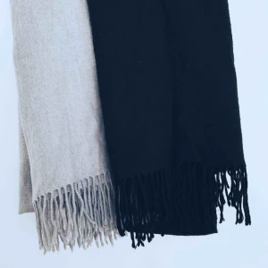  - 200 kr för båda, inkl. Frakt. Halsdukarna är väldigt varma och passar bra under både höst och vinter 🍂🍁