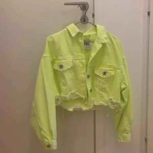 - neon jeansjacka från zara, endast använd en gång till studentskiva. köpt för 400! fraktar inte men möts upp i stockholm