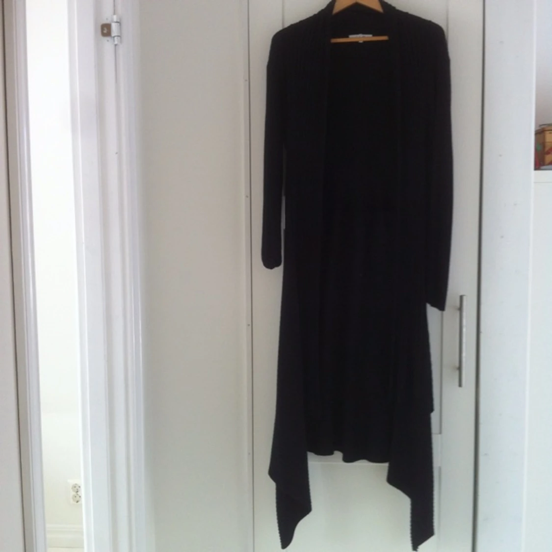 Svart ankellång kofta