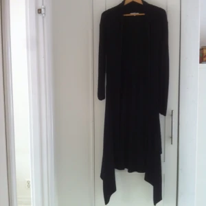 Svart ankellång kofta - Svart ankellång kofta