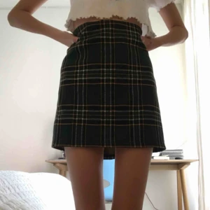  - jättesöt kjol från gina tricot. köpt här på plick men har inte använt en enda gång eftersom den är lite stor för mig(håller in den på bilderna) 💓 pris är prutbart