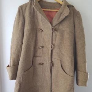  - Duffel coat in wool imitation. Missing one button but you could easily move one of the buttons from the sleeve. 100 sek + shipping