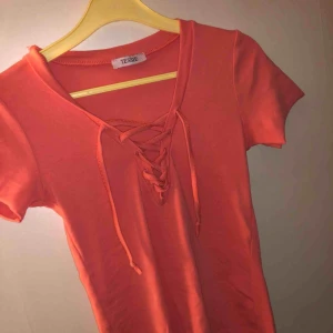  - En rosa klänning med snörning, likadan som klänningen ovanför men kortärmad och även en t-shirt, ingen storlekslapp på men skulle gissa på en S som klänningen!