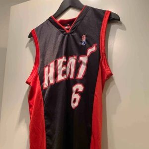  - Storlek avgör önskad passform. Skulle uppskatta stor S. Är 175cm lång och den är liite oversize till mig men inte alls mycket. 