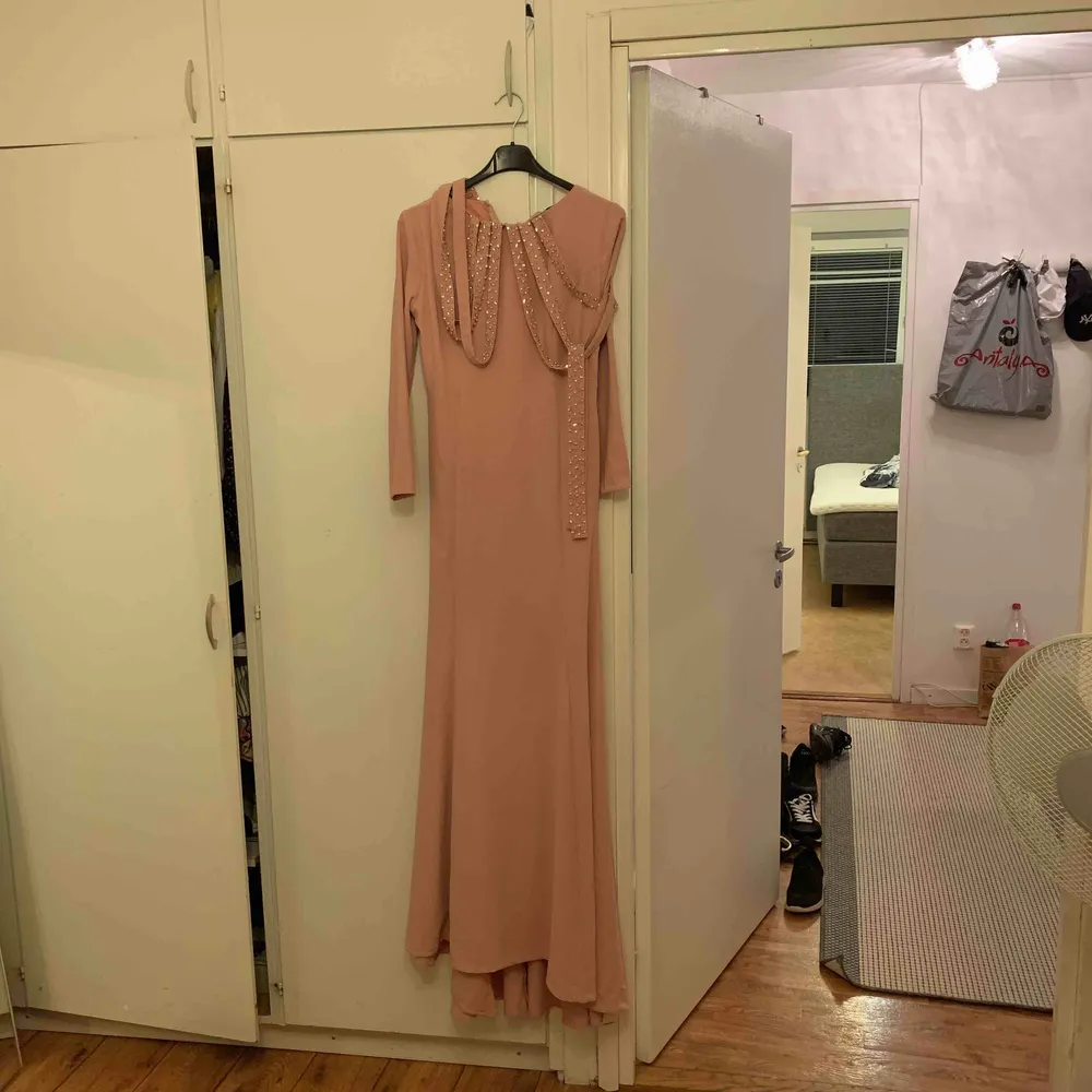 Rosa lång klänning med strass detaljer Strlk 38 Köpt för 1500kr  Använd en gång Pris kan diskuteras Skriv för fler bilder. Klänningar.