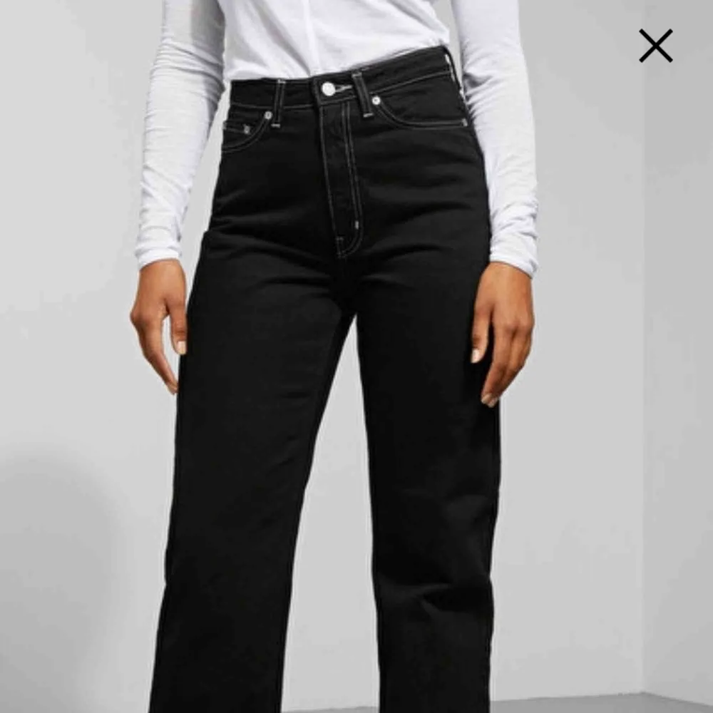 Säljer mina älskade jeans frän weekday i modellen ”row” sparsamt använda! Säljs pga e pank🤪 . Jeans & Byxor.