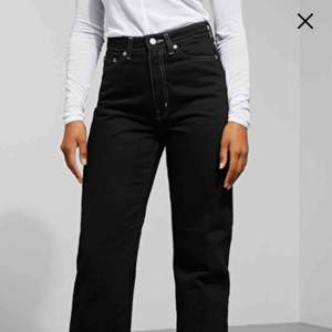 Säljer mina älskade jeans frän weekday i modellen ”row” sparsamt använda! Säljs pga e pank🤪 