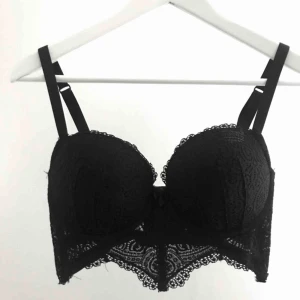  - Supersnygg svart bh som aldrig är använd, går säkert att ha som topp om man skulle vilja det också!  🗯Frakt tillkommer om det ska skickas, fraktar alltid med video/bildbevis!🗯