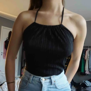  - fin svart topp i storlek s från monki. 80 kr inklusive frakt🥳! 