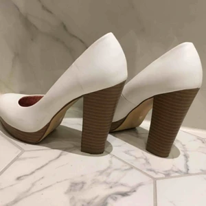  - Knappt använda vita pumps strl 39.  Platå och bred klack ger bekväm sko trots höga höjd. 