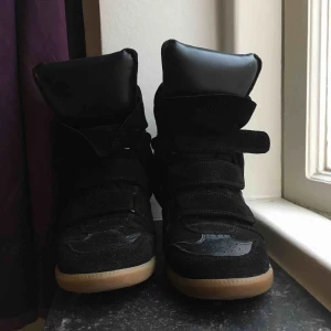  - Säljer ett par skit snygga Isabel Marant skor i storlek 41 köpta för 4300kr. Inuti ser dom lite slitna ut men ser nya ut utifrån dom var för stora för mig så har valt att sälja dom.  