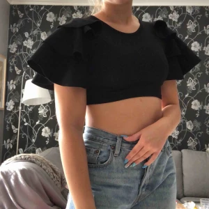  - Svart topp från boohoo. Säljer pga ej min stil längre. Köpare står för frakt.