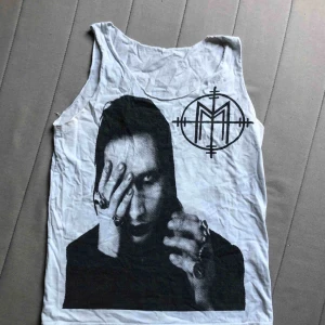  - Vitt linne med Marilyn Mansons ansikte och logga! Fint oanvänt skick. 