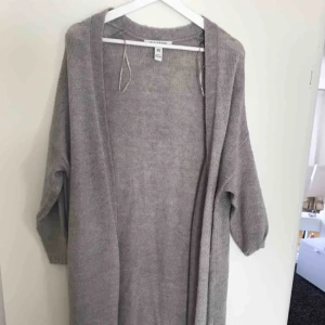  - Knälång kofta från Nelly Trend Grå