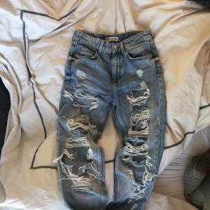  - Jeans som är för små för mig. Köpta på Bershka i Spanien. Sparsamt använda och passar även dig som är XXS/32. 