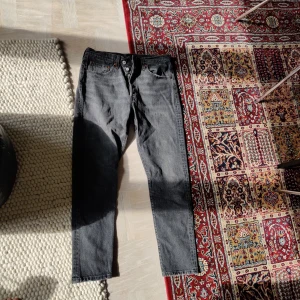  - Grå/svarta levi's 501, aldrig använda! Frakt tillkommer 