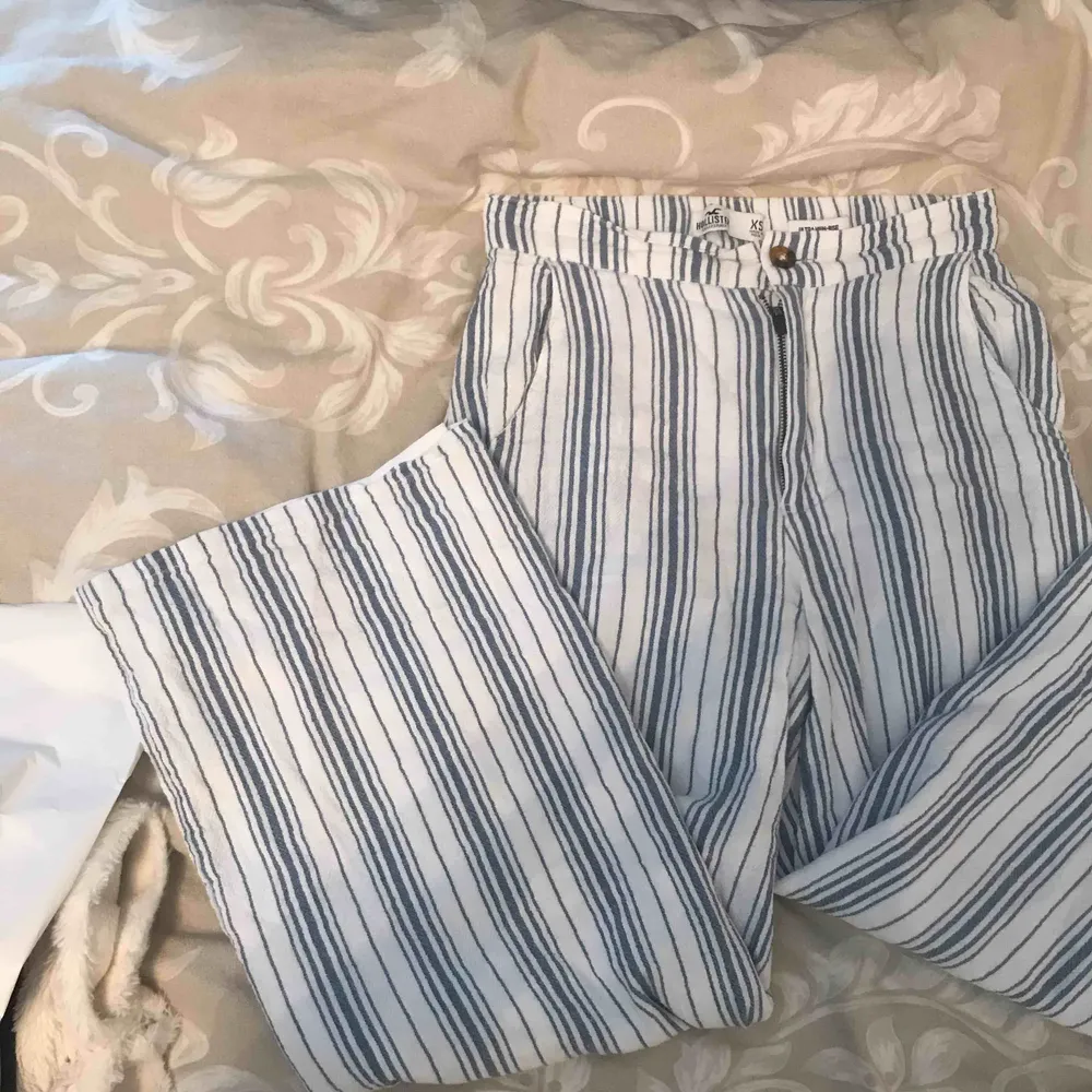 Dessa ”linne”byxorna från hollister storlek xs. Högmidjade och lite kortare i benen. . Jeans & Byxor.