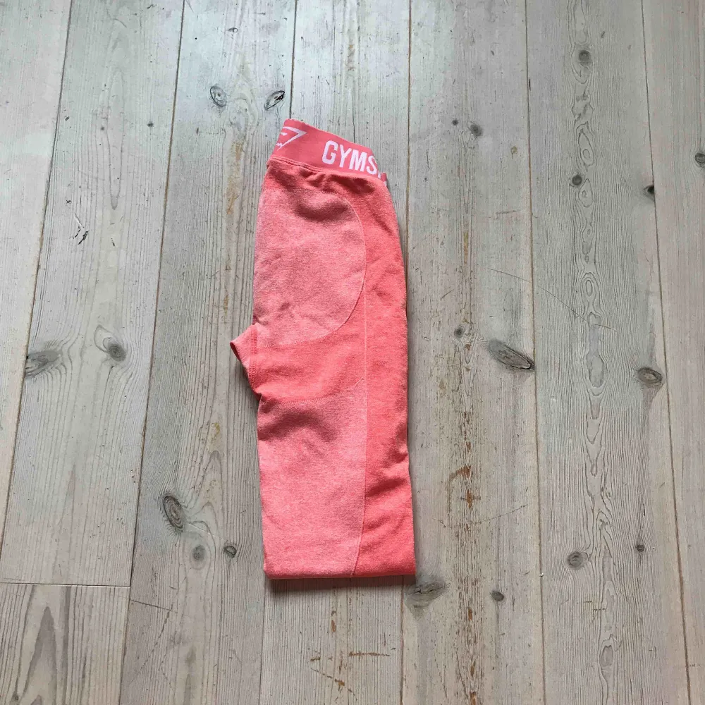 Supersnygga gymshark tights i storlek XS! Jättesköna och stretchiga, säljes för att jag redan har flera par, använda endast en gång, så helt nya! 300+ frakt. Jeans & Byxor.
