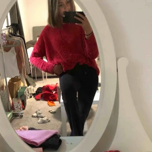  - Röd mysig tröja i Manchester, köpare står för frakt