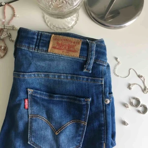  - Ett par super snygga Levis byxor, köpta på kidsbrandstore, använda ett få tal gånger. Säljer dom eftersom de är för små🌸Dm för fler bilder