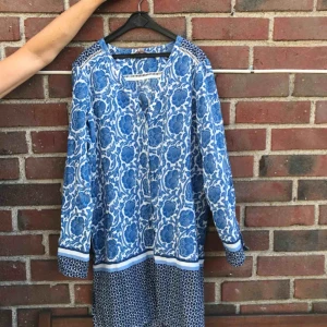 Klänning/blus  - En jättefin klänning/blus från indiska, nyskick då den knappt är använda! 