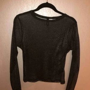  - Passar S & M. Lite genomskinlig, men framförallt glittrig och stretchig. Den är använd ca: 1-2ggr och kommer från H&M. Priset kan sänkas vid köp av andra produkter;)