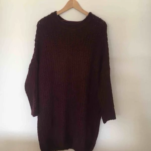  - Stor, varm tjocktröja som antingen kan användas som oversize-tröja eller stickad klänning! Perfekt för höstens kalla kvällar. 