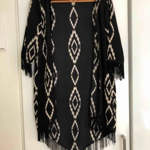  - Svart/vit öppen kimono/kofta. 
