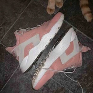  - Använda max 5 gånger!  Storlek 41 men passar även mig som har 40!!😁  Pris kan alltid diskuteras!! 