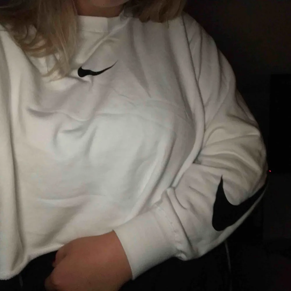 Nike sweatshirt köpt på junkyard för ca 400kr, nu croppad, kommer inte till användning tyvärr! Frakt inräknad i priset. Hoodies.