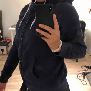  - Mörkblå kofta från Gant. Storlek S samt i väldigt bra skick. Köparen står för frakt 