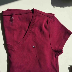 - äkta Tommy Hilfiger t-shirt. Vinröd färg, storlek M.  Fint skick 🥰💗