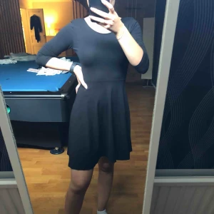  - Svart klänning från H&M. Använt ett par gånger. Köparen står för frakten 