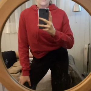 - En jätte fin vanlig röd hoodie ifrån gina tricot. Använd mycket och är lite lite sliten men inga hål eller fläckar! Därav priset. Priset går alltid Att diskutera! Köparen står för frakten❤️