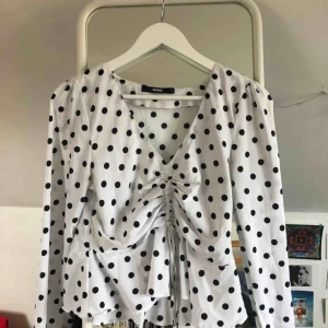  - Söt prickig blus! Fraktar eller möts i Stockholm