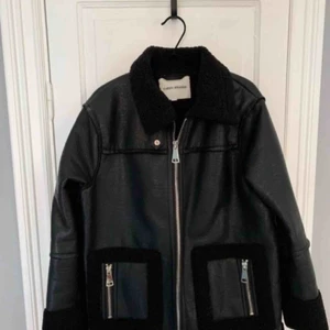  - Säljer min nästintill oanvända jacka från Carin Wester. Köpt hösten 2018 och använd endast 5 gånger.   Hämtas upp på Södermalm eller skickas mot betalning.
