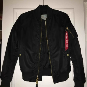  - En tjockare alpha bomber jacka, super bra kvalité ser ut som ny.  Använd fåtal gånger. Användas på vinter går jätte bra.Strl S 