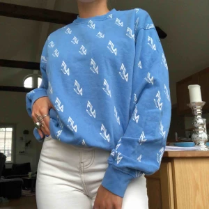  - En ljusblå sweater från fila, använd ett fåtal gånger och har mycket kvar att ge. Superfin till ett par ljusare jeans😊💥💙