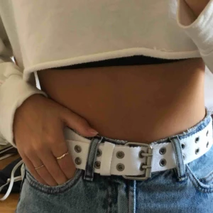  - As coolt vitt bälte men nitar? Haha Postar gärna :)