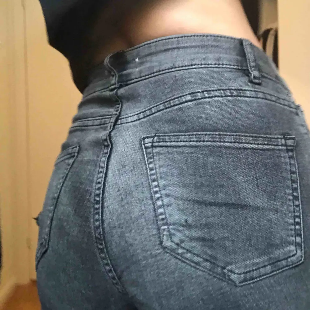 Dessa älskade jeans ifrån H&M får nu säljas😭😭 använda några gånger men är inte slitna eller något liknande. As snygga och sköna!!!! Jag och köpare delar på frakt😊 Nypris 399. Jeans & Byxor.