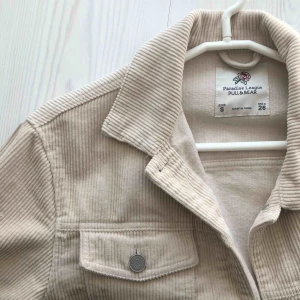  - Manchesterjacka i storlek S. Frakt 60 kr då den är tung att paketera. Hör av er vid frågor :)