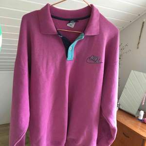 Superfin rosa/lila vintage sweatshirt från Nike. Snygga blåa detaljer vid kragen, köpt på Humanasecondhand. Frakt tillkommer❣️❣️